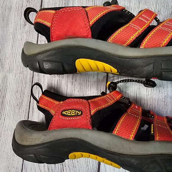 Keen sz 6.5 Red and Black Waterproof Sandals - Picture 5 of 8